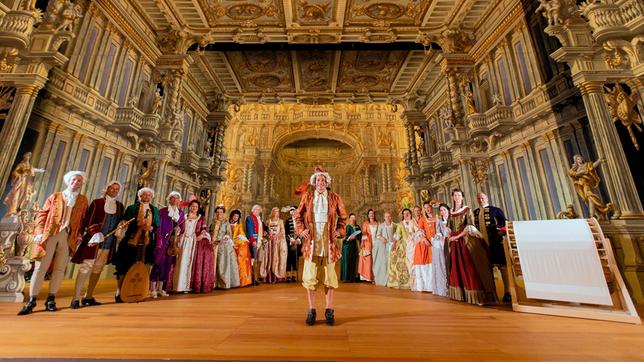 Im weltberühmten barocken Opernhaus in Bayreuth checkt Tobi mithilfe der Historischen Darstellergruppe Oberfranken, wie DIE Kunstform der damaligen Zeit klang: die Oper. Weiteres Bildmaterial finden Sie unter www.br-foto.de.