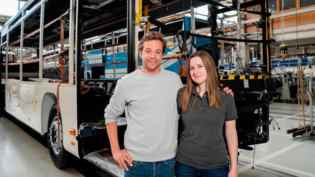 In Neu-Ulm zeigt Lackiermeisterin Annika Tobi, wie ein Bus gebaut wird. Weiteres Bildmaterial finden Sie unter www.br-foto.de.