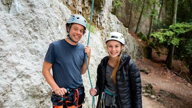 Neben ein bisschen Kraft braucht man beim Klettern vor allem Technik. Von Profi-Kletterin Hannah Meul hat Tobi schon ein paar Tricks gelernt. Ob es reicht, um die Felswand hochzukommen? 