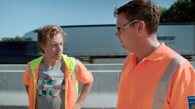 Tobi (links) lässt sich von Projektleiter Christoph die Autobahnbaustelle zeigen.