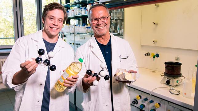 Im Chemielabor: Tobi (links) erlebt bei Professor Anton eine Fettexplosion. Ob das gut geht? 