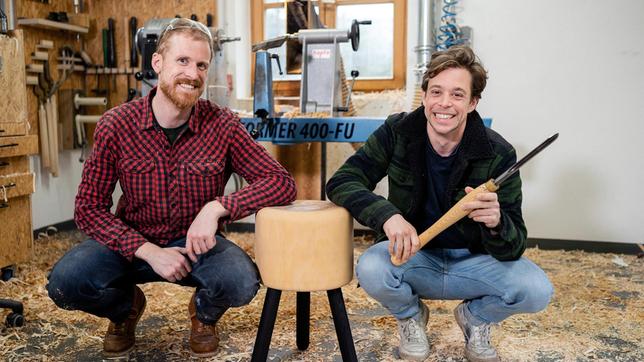 Tobi (rechts) drechselt mit Holzkünstler Franz einen Hocker für seinen Kameramann. Weiteres Bildmaterial finden Sie unter www.br-foto.de.