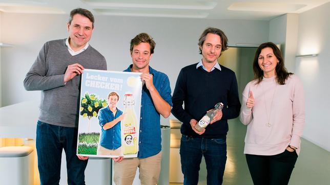 Tobi (2. von links) und die Werbe-Profis Ingo, Tim und Chrissy mit dem Plakat für Tobis Werbekampagne.