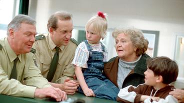 Ami (Ursula Hinrichs), Merle (Elisa Pries) und Niklas (Niklas Pries) erstatten Anzeige im Großstadtrevier.