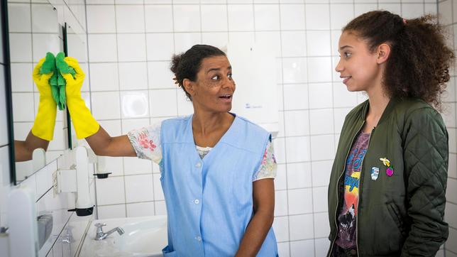 Auf einer öffentlichen Toilette lernt Lisha (Emma Roth, rechts) die Nigerianerin Anulika (Adisat Semenitsch) kennen.