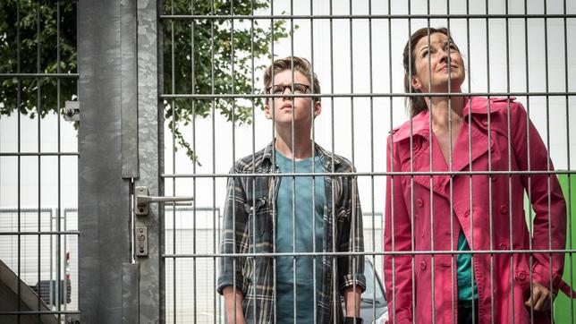 Benny (Ruben Storck) und seine Mutter Andrea (Meike Kircher) besuchen Bennys Vater im Gefängnis.
