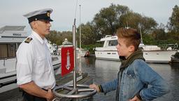 Niklas(JadenDreier)imGesprächmitdemWasserschutzpolizisten(RolandKieber).