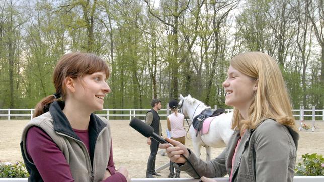 Anja (Anna Bullard-Werner, re.) versucht ihr Glück als Reporterin.