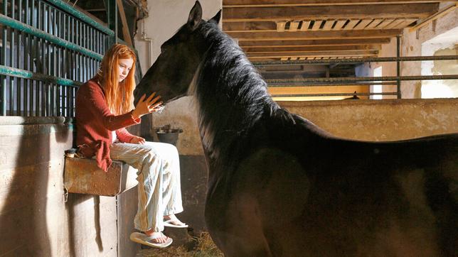 Mika Schwarz (Hanna Binke) entwickelt eine besondere Beziehung zum wilden Hengst Ostwind.