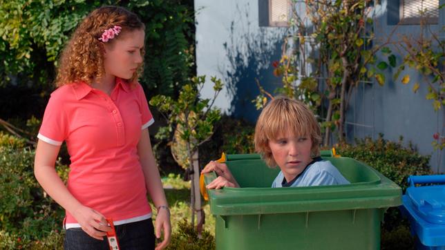 Lockie (Sean Keenan) und Vicki (Gracie Gilbert)