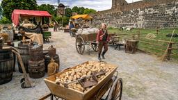 Auf Zureden von Schäfer Hans geht Helene (Caroline Hellwig) auf den Markt, um ihre selbstgenähten Kleider zu verkaufen.