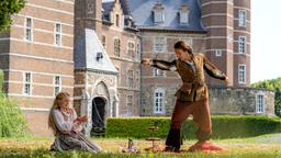 Beim Picknick möchte Prinz Lassmann (Stefan Gorski) seiner Angebetenen, Helene (Caroline Hellwig), imponieren.