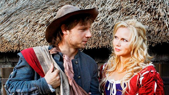 Der Soldat Jakob (Christoph Letkowski) und die schöne Hexe (Veronica Ferres).