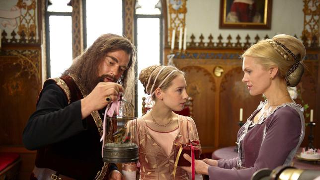Prinzessin Myrose (Lotte Flack, Mitte) mit den Eltern, dem König (Martin Feifel, li.) und der Königin (Anna Loos, re.).