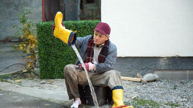 Ein Wasserrohrbruch bereitet Hausmeister Griesgrämer (Volker Zack Michalowski) Probleme.