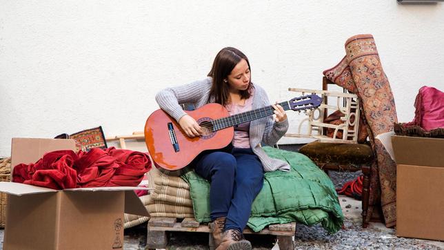 Meike (Meike Seemüller) will in Ruhe Gitarre üben - aber wo? Überall wird sie gestört!