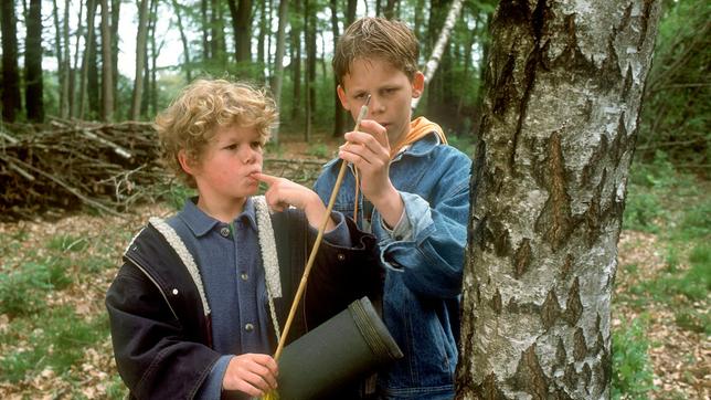 Ben (Tim Küchler, links) und Patrick (Jonas Reinsch) finden im Wald den Pfeil eines Bogenschützen.