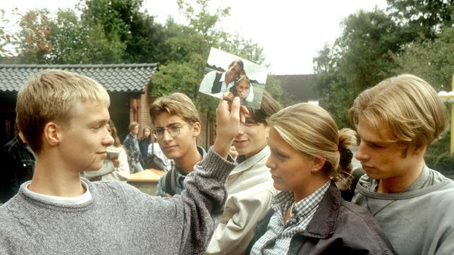 Gerangel um Bimbo (Friederike Hallermann, 2. v. rechts). Werner (Jan Kruse, links) und Olaf (Alexander Kruse, rechts) haben eine Wette abgeschlossen, bei der es um Bimbo geht.