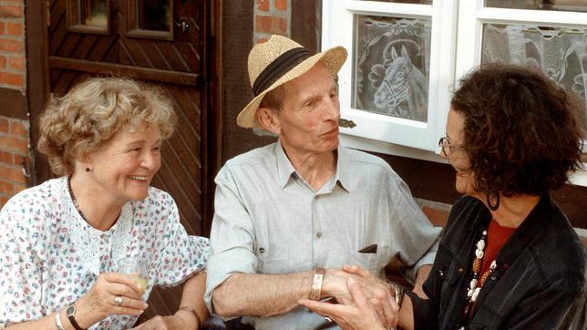 Lilo Bante (Rotraud Mundschenk, re.) ist bei Oma (Ursula Hinrichs, li.) und Opa (Heinz Lieven, Mitte) zu Besuch. Sie kann die Zukunft aus dem Kaffeesatz lesen.