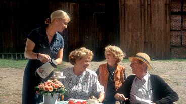 Sonia Brendel (Sabine Kaack, links), Oma (Ursula Hinrichs, 2. v. links), Ben (Tim Küchler, 3. v. links) und Opa (Heinz Lieven) warten gespannt auf das Ergebnis des Vorsingens. Wird Molle die Rolle in dem Schulmusical "Little Shop of Horrors" bekommen.