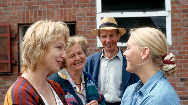 Sonia Brendel (Sabine Kaack, links), Oma (Ursula Hinrichs) und Opa (Heinz Lieven) freuen sich, dass Bimbo (Friederike Hallermann) wieder da ist.