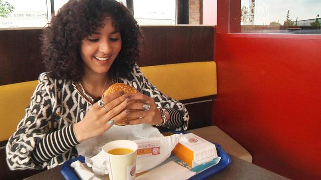 neuneinhalb 01.08.2015 Der Fastfood Test – Siham isst nur Burger & Co.