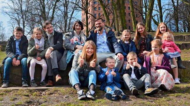 Jana (vorne links) zu Besuch bei der 13-köpfigen Familie Lipinski.