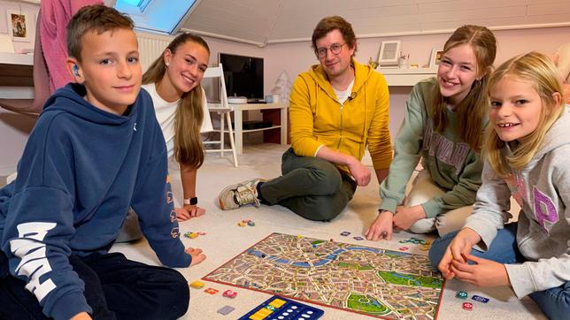 Julius, Lina, Maja und Livia leben in einer Patchworkfamilie.