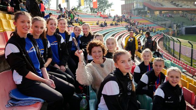 Malin mit den Mädchen des Leichtathletik-Teams vom Gymnasium am Rotenbühl aus Saarbrücken. Malin hält einen Wurfspeer in die Kamera.