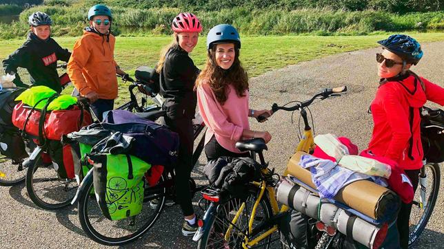 neuneinhalb-Reporterin Mona begleitet Titus, Felix, Lara und Guilia bei ihrer Radtour von Aachen auf die niederländische Insel Texel. Die Jugendlichen transportieren Zelte, Essen und Kleidung auf ihren Rädern.