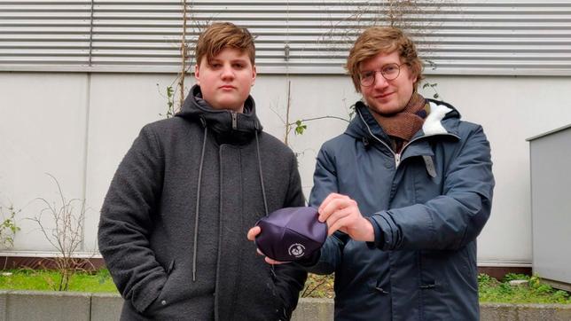 Reporter Robert (r) besucht gemeinsam mit dem 14-jährigen Alex dessen Schule, das Jüdische Gymnasium in Düsseldorf.