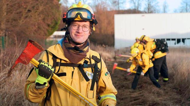 Reporter Robert nimmt an einer Übung zur Waldbrandbekämpfung teil.