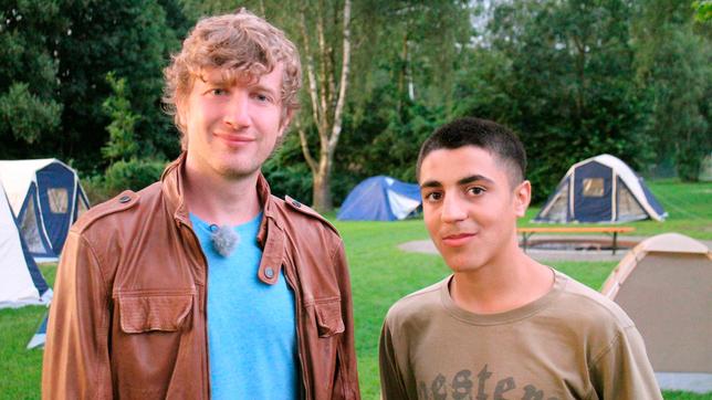 Robert besucht den jungen syrischen Flüchtling Naso im Ferienlager.