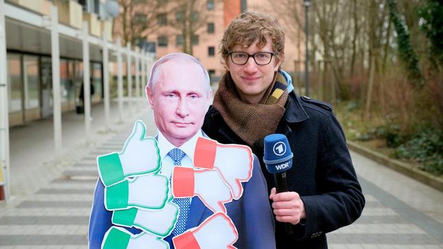 Robert mit einem Pappaufsteller des russischen Präsidenten Wladimir Putin.