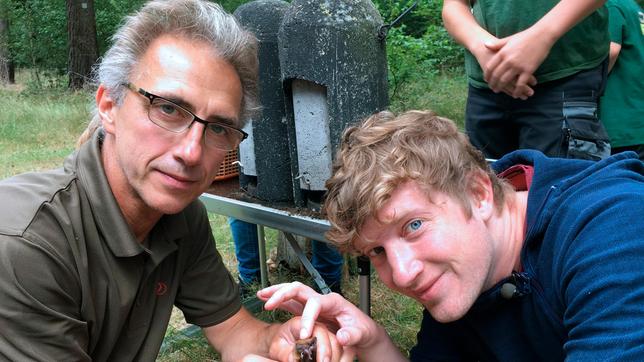 Robert (r) mit Ulf, Fledermausexperte und Leiter der Fledermaus-Expedition.