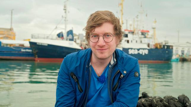 Robert steht vor der „Alan Kurdi“, dem Rettungsschiff der Hilfsorganisation Sea-Eye.