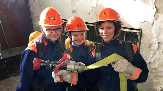 Sofia, Celina und Malin (r) bei einer Übung der Jugendfeuerwehr Bergisch Gladbach.