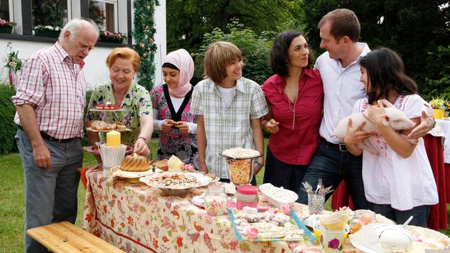 Familie Fröhlich - Koray feiert mit Cousine Halime das erste Zuckerfest in Engelsbach.