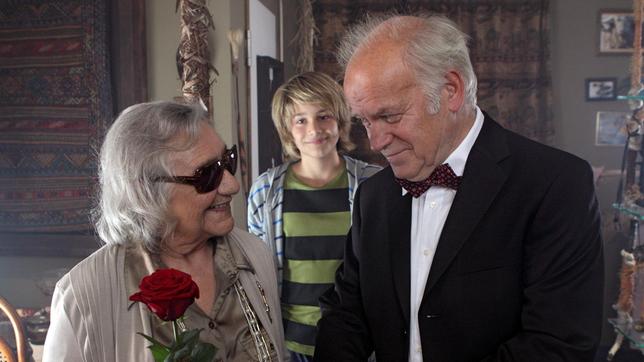 Fritz (Lukas Karlsch) hat Opa Oskar (Peter Franke) in eine faustdicke Lügengeschichte verwickelt. Er schleppt ihn mit ins Altenheim zu der blinden Teresa Wagner (Dorothea Walda) und gibt ihn als Teresas in Afrika verschollenen Liebsten Leopold aus.