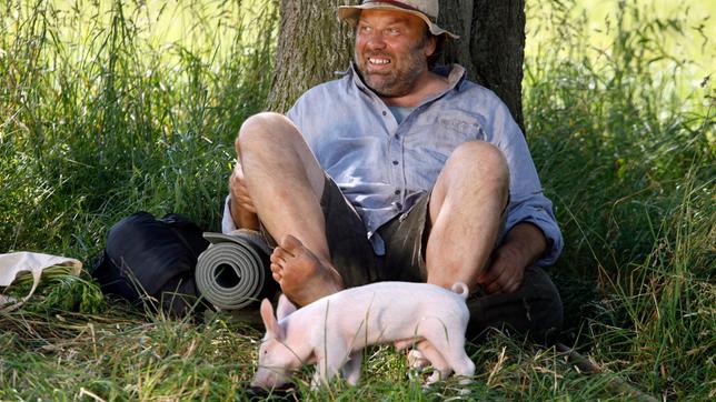 Landstreicher Rudi (Waldemar Kobus) hat sich mit Ferkel Rudi angefreundet.