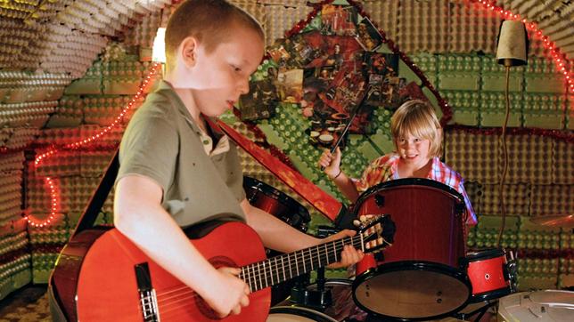 Üben für den großen Auftritt: Fritz (Jasper Smets) an den Drums und Tim (Henning Pott) an der Gitarre.