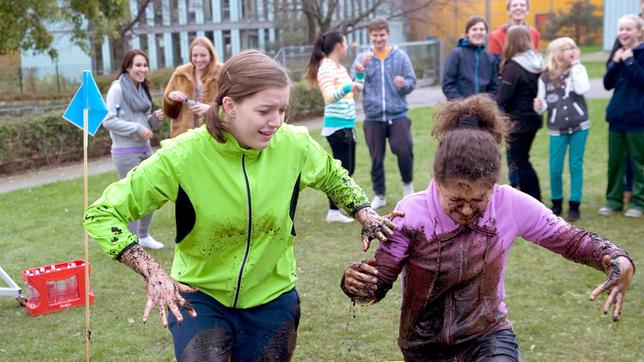 Bild: MDR/Katharina Simmet Die Uneinigkeit im Team von Roxy (Helene Mardicke, li.), Daphne (Johna Fontaine, re.) und Raphael (Oskar Kraska McKone) wird dem Team zum Verhängnis.