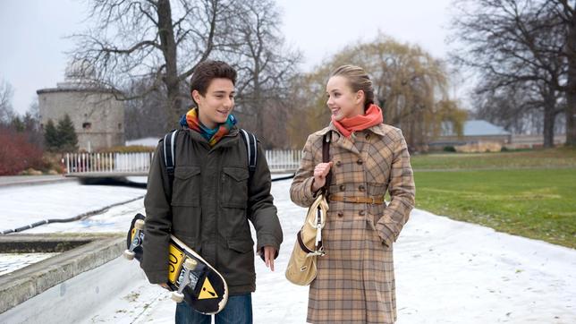 Tommy (Lucas Leppert) und Constanze (Henriele Fritz) haben zunehmend Spaß an ihren Mails für Tobias. Doch die Sache wird ernst: Um nicht aufzufliegen, müssen sie sich als Paar ausgeben.