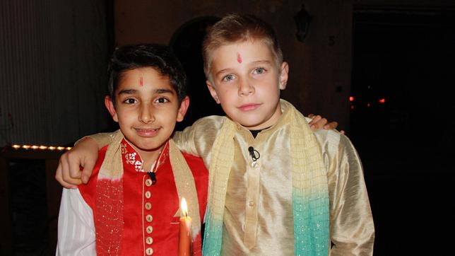 Bild: SWR/Julian Mintert Tanvir zeigt seinem Freund Adrian wie man Diwali das indische Kerzenfest feiert. Dafür backen sie ganz viele süße Bällchen, genannt Laddus.