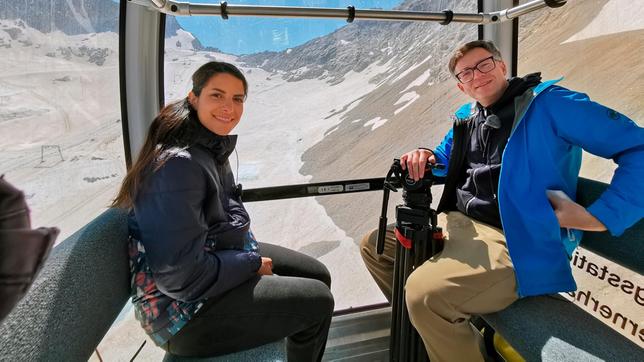 Clarissa (l) und Ralph sind für die Sommer-Sachgeschichtenreihe zum Thema Kliama auf der Zugspitze unterwegs.