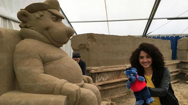 Handgeschnitzter Sand – Reporterin Siham El-Maimouni begleitet auf Usedom Sandschnitzer bei der Arbeit. Auch Käpt'n Blaubär zaubern sie an den an der Ostsee-Strand.