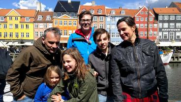 "Hej!" aus Kopenhagen: In der dänischen Hauptstadt besucht Ralph Caspers (Mitte) die zehnjährige Lina (vorne Mitte) und ihre Familie: Mama Jessica und den großen Bruder August, die kleine Schwester Maya und Papa Steen.