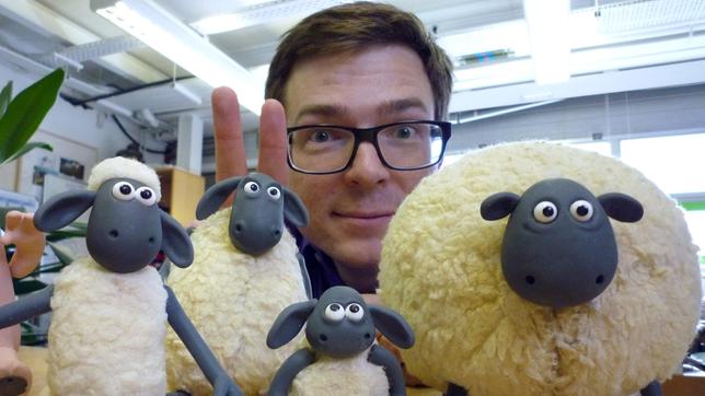 Ralph Caspers bei Aardman-Animations in Bristol/England. Hier ist die Geburtsstätte von Shaun, dem Schaf und all jenen Gestalten die mit ihm den malerisch gelegenen Hof bevölkern, wo ein nicht allzu fleißiger Bauer versucht, seinen Alltag zu meistern. Am frisch renovierten Shaun-Bauernhof-Set darf Ralph dabei zuschauen, wie eine große Produktion mit vielen kleinen Figuren entsteht.