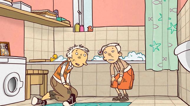 Rico (l) und Oskar (r) haben sich dreckig gemacht und wollen ein Bad nehmen. Dabei entdecken sie kleine Silberfischchen auf dem Boden des Badezimmers.