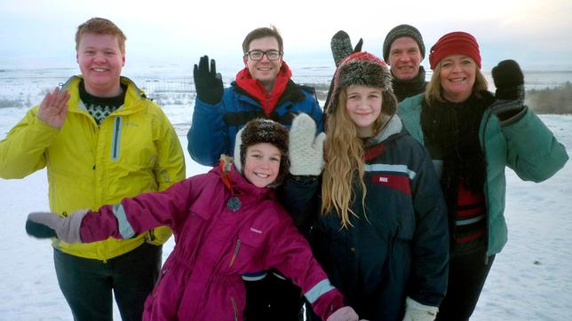 Zu Gast in Island: Ralph Caspers (Mitte, hinten) besucht die Familie von Dagrun und Guðmundur mit ihren Kindern Kristrun, Hrafnhildur und Hjortur.